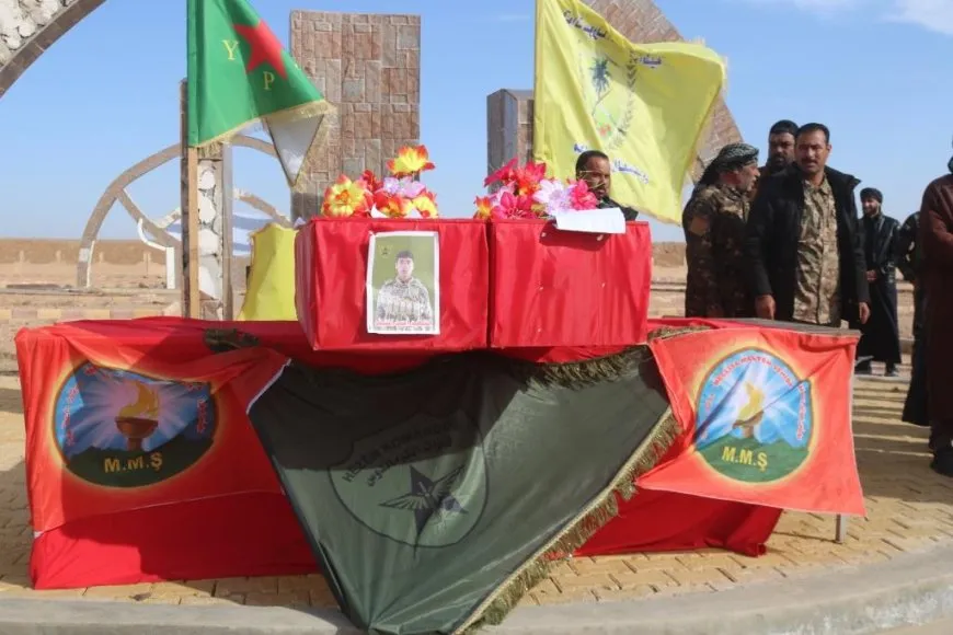 أهالي دير الزور يؤكون خلال مراسم الشهداء أن مقاومتهم مستمرة 