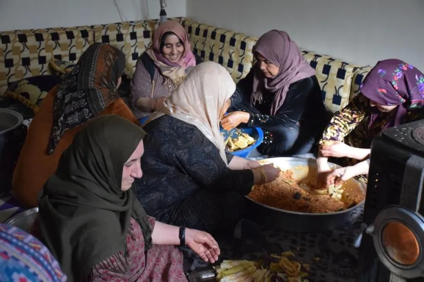 وهن يعددن الطعام للمقاتلين: نحن إلى جانب أبنائنا ومقاومة كوباني ستنتصر