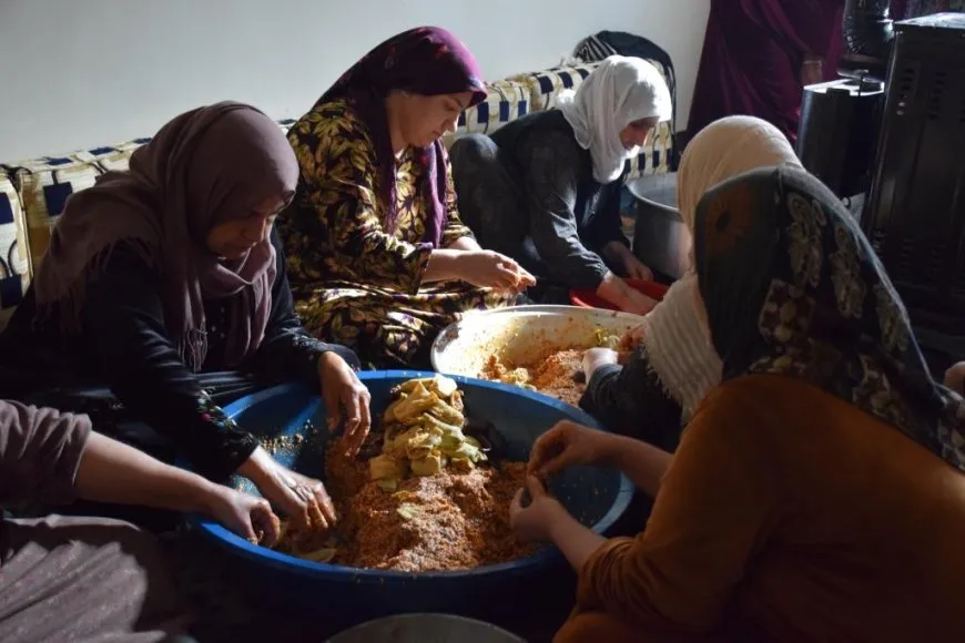وهن يعددن الطعام للمقاتلين: نحن إلى جانب أبنائنا ومقاومة كوباني ستنتصر