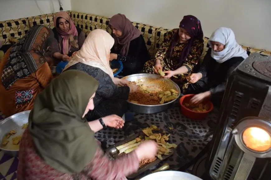 وهن يعددن الطعام للمقاتلين: نحن إلى جانب أبنائنا ومقاومة كوباني ستنتصر