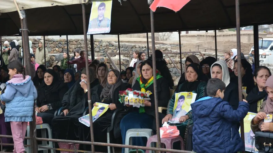 تقديم واجب العزاء لذوي مقاتل قسد عكيد سري كانيه