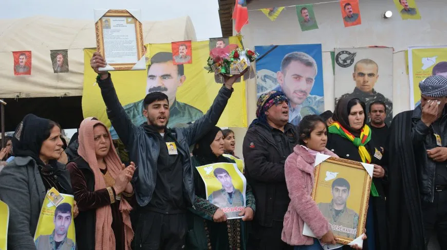 تقديم واجب العزاء لذوي مقاتل قسد عكيد سري كانيه