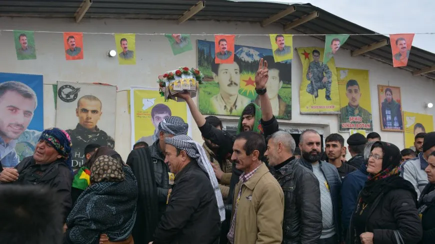 تقديم واجب العزاء لذوي مقاتل قسد عكيد سري كانيه