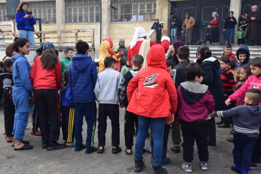 توزيع هدايا لأطفال مهجري مقاطعة عفرين والشهباء احتفاءً بالعام الميلادي الجديد