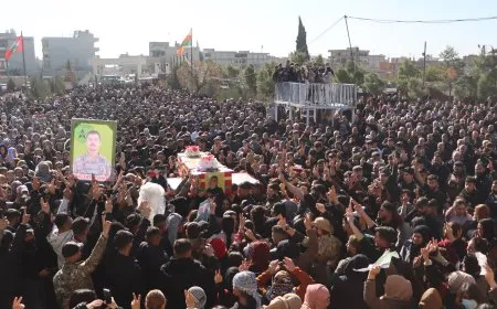 تشييع جثمان مقاتل من قسد ومراسم غيابية لآخر في قامشلو