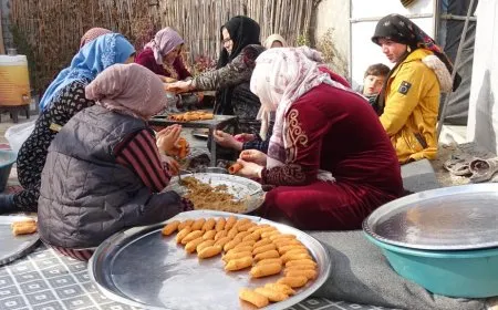 نساء مخيم كري سبي يُعددن الطعام للمقاتلين على خطوط الجبهات 