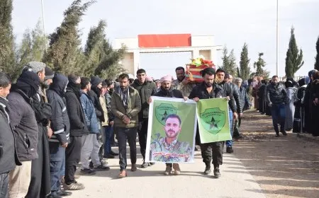 جثمان مقاتل قسد طه الحسين يوارى الثرى في مزار شهداء الشدادي
