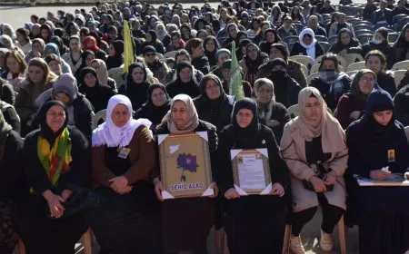 أهالي ديرك وكركي لكي يقدمون واجب العزاء لذوي الشهيدين آزاد وجوان قامشلو
