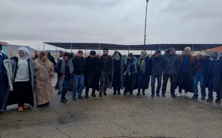 رغم برودة الطقس.. استمرار الاحتجاجات على سد تشرين بمشاركة وفد من الإدارة الذاتية