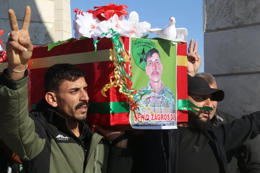 تشييع جثمان مقاتل قسد آراس حمو في عامودا 