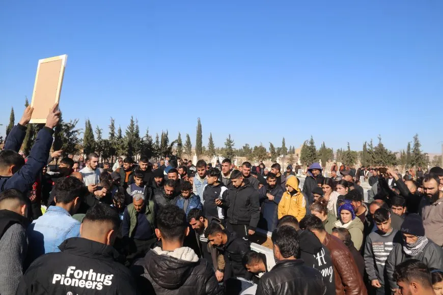 تشييع جثمان مقاتل قسد آراس حمو في عامودا 