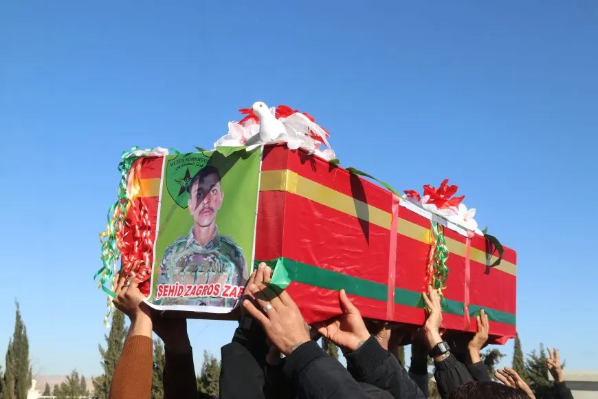 تشييع جثمان مقاتل قسد آراس حمو في عامودا 