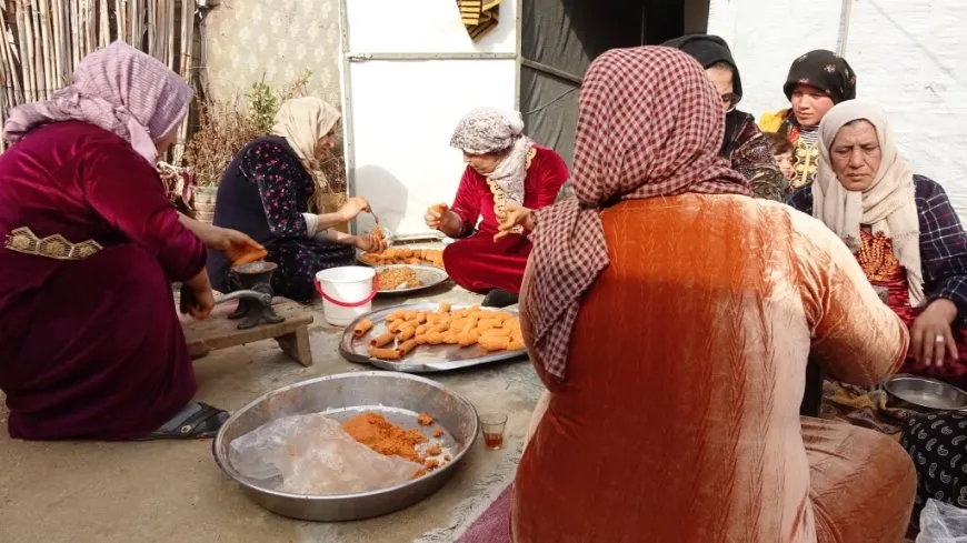 نساء مخيم كري سبي يُعددن الطعام للمقاتلين على خطوط الجبهات 