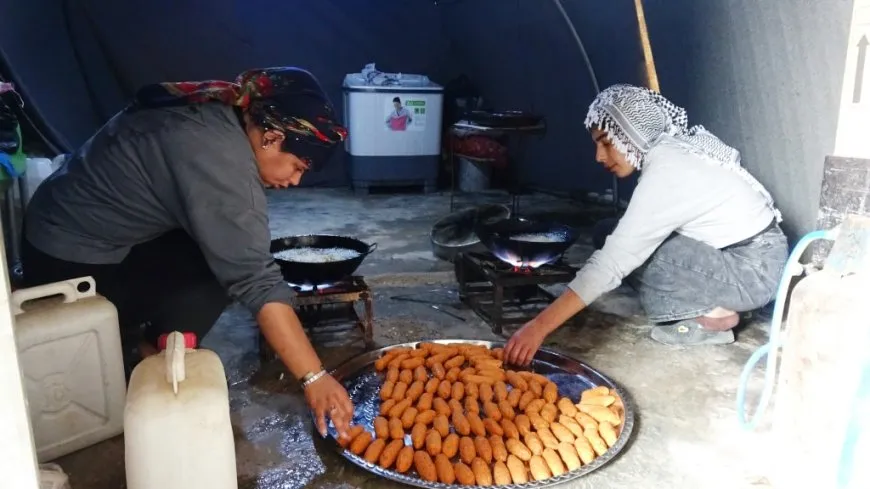 نساء مخيم كري سبي يُعددن الطعام للمقاتلين على خطوط الجبهات 