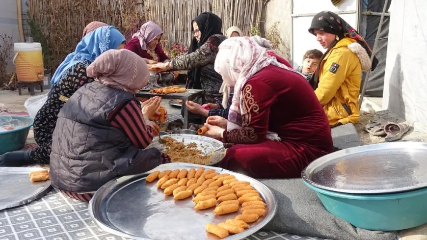 نساء مخيم كري سبي يُعددن الطعام للمقاتلين على خطوط الجبهات 