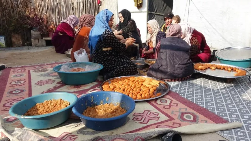 نساء مخيم كري سبي يُعددن الطعام للمقاتلين على خطوط الجبهات 