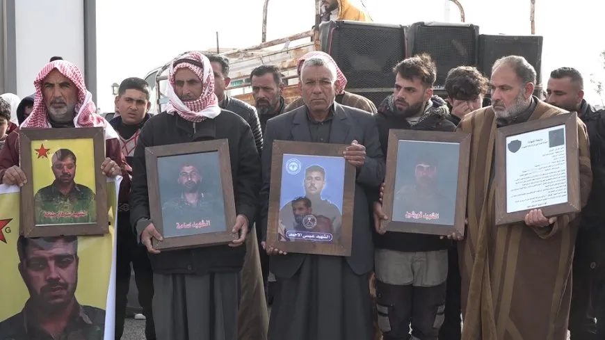 أهالي الطبقة يشيّعون جثامين 4 شهداء