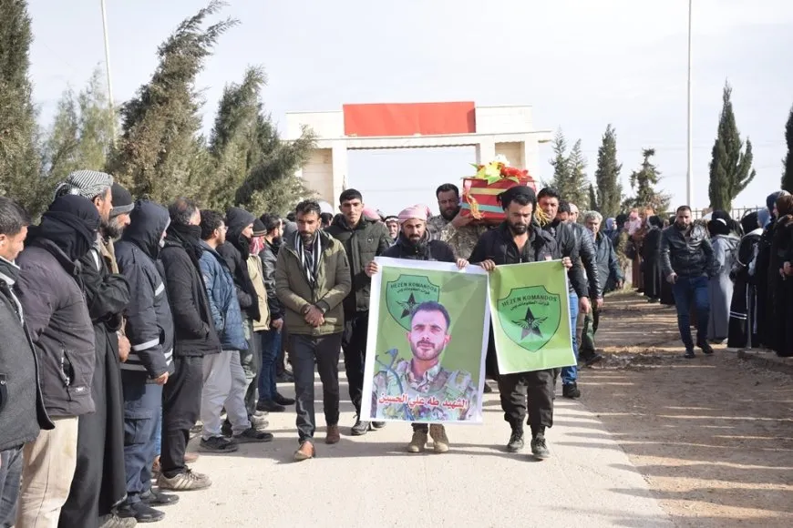 جثمان مقاتل قسد طه الحسين يوارى الثرى في مزار شهداء الشدادي