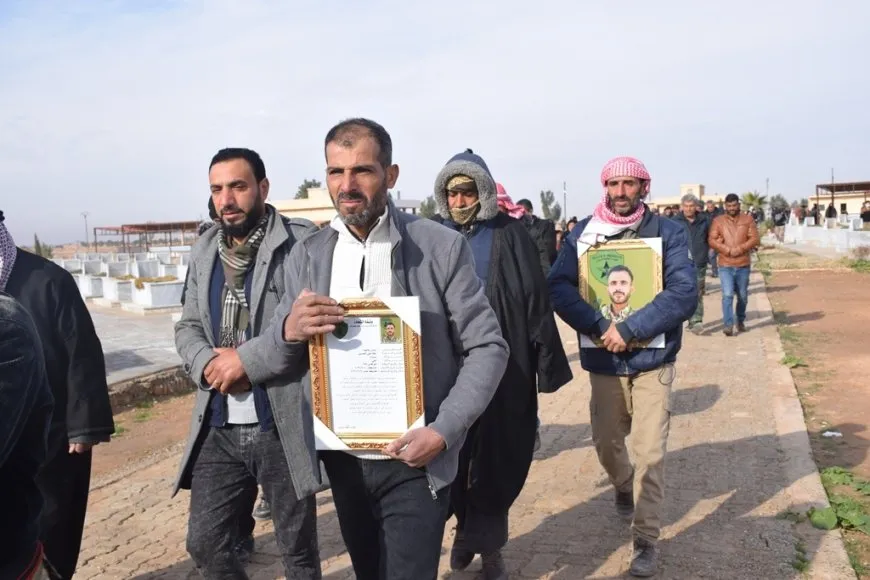 جثمان مقاتل قسد طه الحسين يوارى الثرى في مزار شهداء الشدادي
