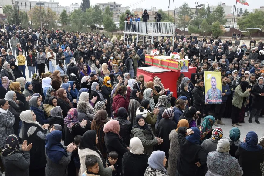 رسالة الشعب خلال مراسم تشييع الشهيد كندال: الطغاة يسقطون على يد الشعب الثائر