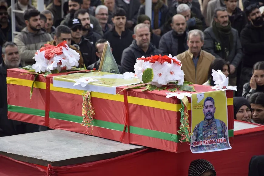 رسالة الشعب خلال مراسم تشييع الشهيد كندال: الطغاة يسقطون على يد الشعب الثائر