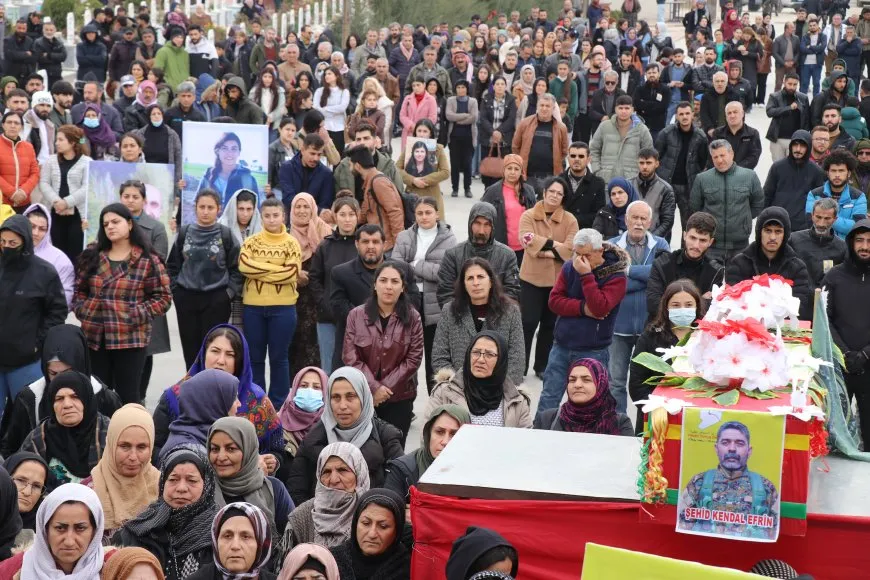 رسالة الشعب خلال مراسم تشييع الشهيد كندال: الطغاة يسقطون على يد الشعب الثائر