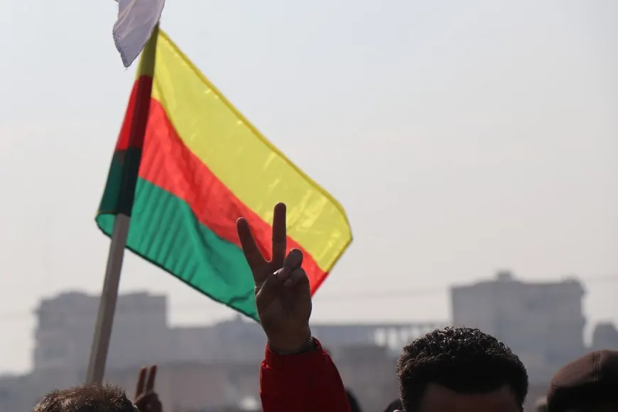الطبيب محمد محمدكي يختتم عقداً من النضال بالشهادة