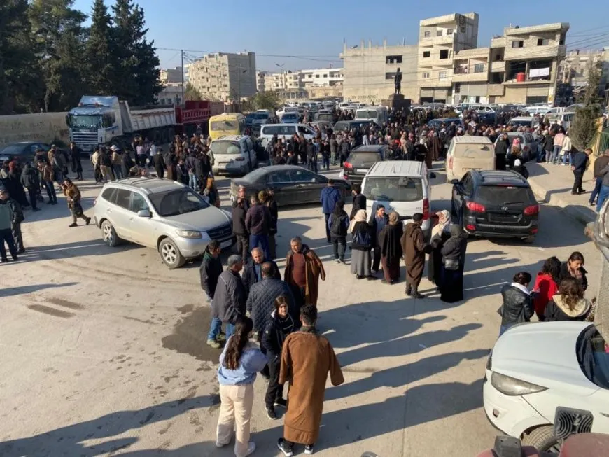 قافلة تضم المئات من أبناء مقاطعة الفرات تتجه صوب سد تشرين