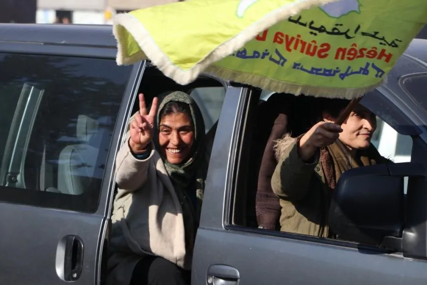 قافلة تضم المئات من أبناء مقاطعة الفرات تتجه صوب سد تشرين