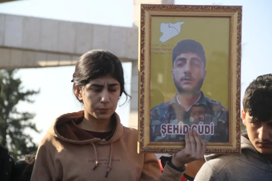 تشييع جثمان مقاتل قسد بيار العلي في عامودا