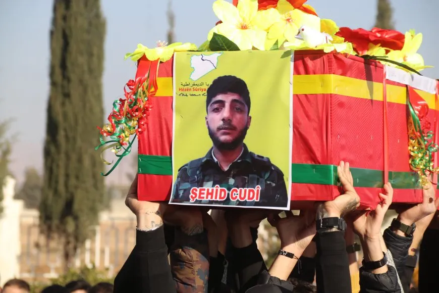 تشييع جثمان مقاتل قسد بيار العلي في عامودا