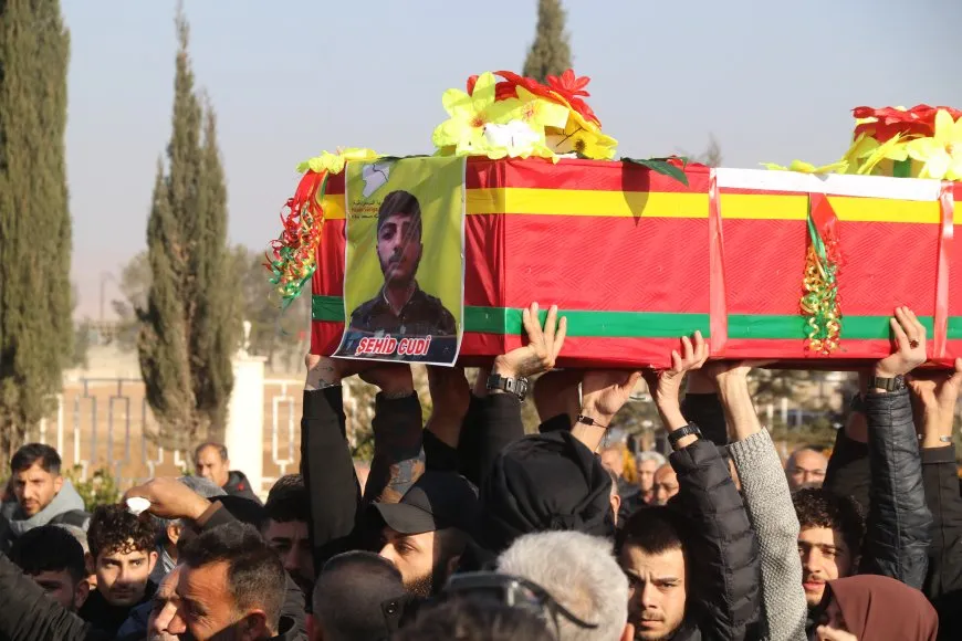 تشييع جثمان مقاتل قسد بيار العلي في عامودا