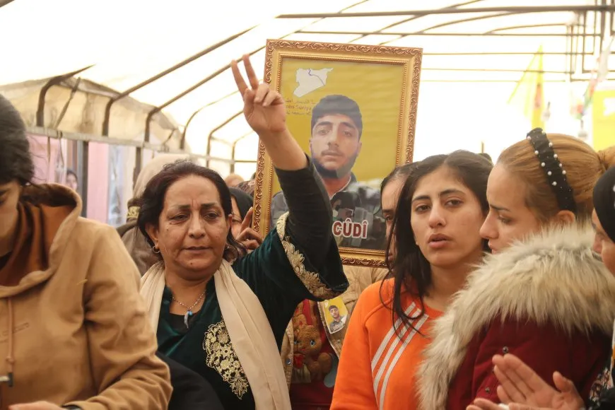 تقديم واجب العزاء لذوي مقاتل قسد بيار العلي في عامودا