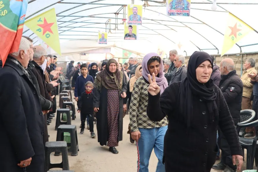 أهالي قامشلو يقدمون واجب العزاء لذوي الشهيدين روج آفا وكندال  