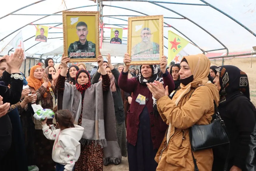 أهالي قامشلو يقدمون واجب العزاء لذوي الشهيدين روج آفا وكندال  