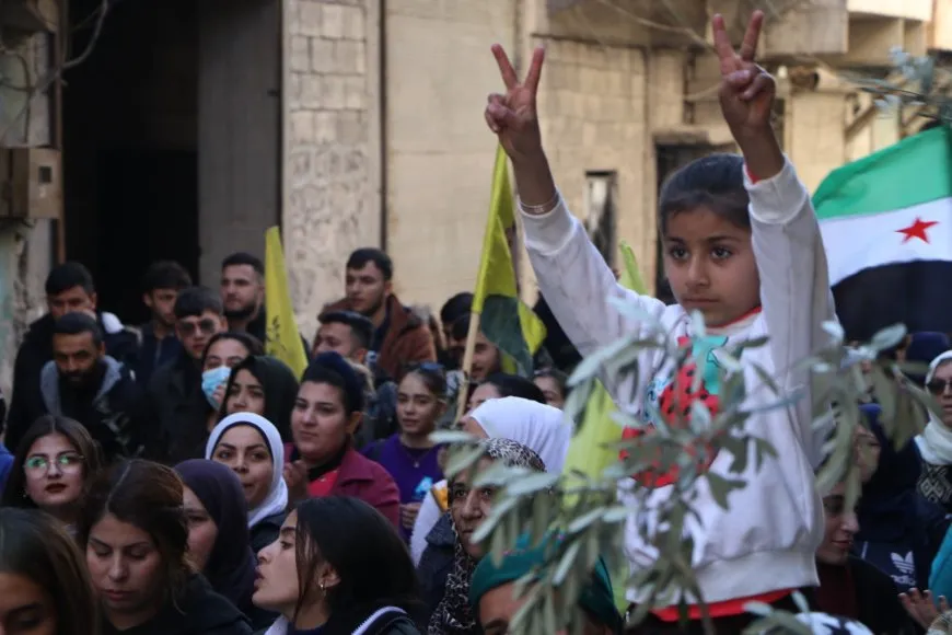 مسيرة حاشدة في حلب دعماً لقوات سوريا الديمقراطية في وجه الهجمات التركية