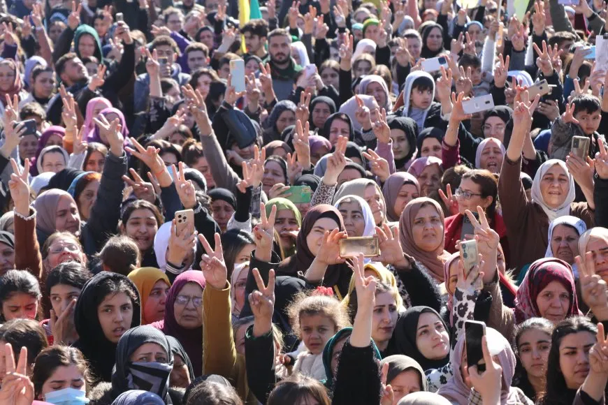 100 ألف شخص يشيّعون كوكبة من شهداء القصف التركي على محتجّي سد تشرين 