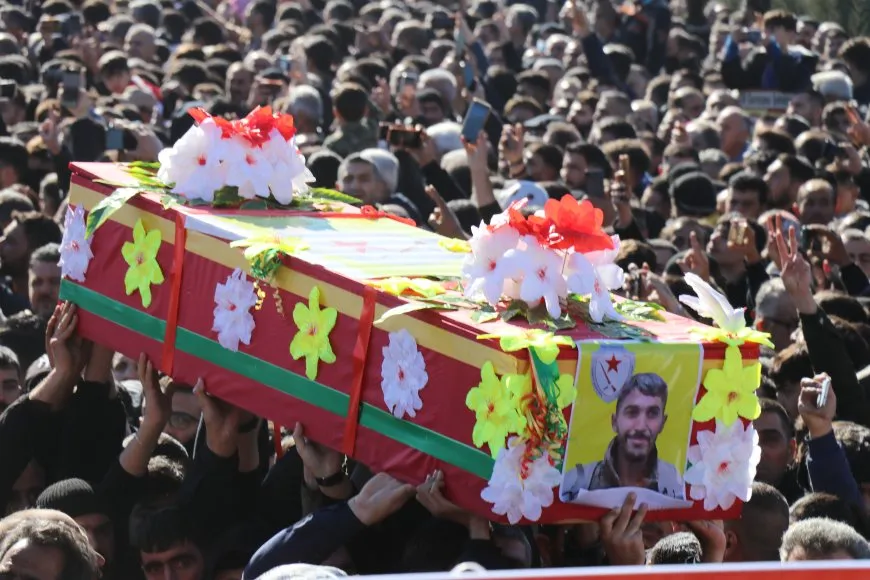 100 ألف شخص يشيّعون كوكبة من شهداء القصف التركي على محتجّي سد تشرين 