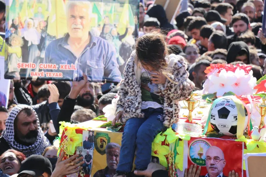 100 ألف شخص يشيّعون كوكبة من شهداء القصف التركي على محتجّي سد تشرين 