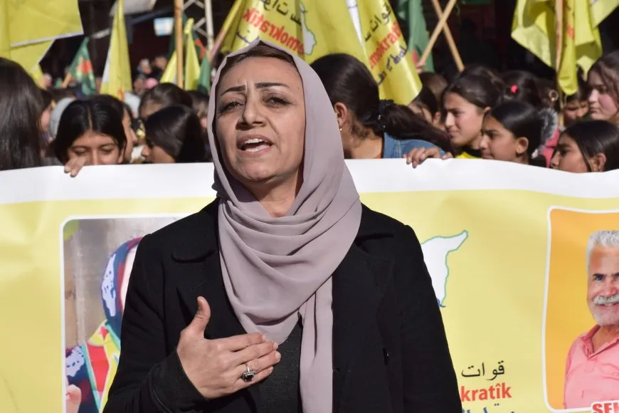 الآلاف يقولون كلمتهم: كلنا قسد، عاشت مقاومة محتجيّ سد تشرين