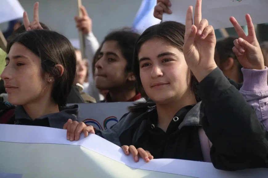 الآلاف يقولون كلمتهم: كلنا قسد، عاشت مقاومة محتجيّ سد تشرين