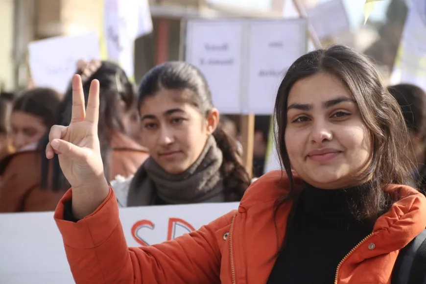 الآلاف يقولون كلمتهم: كلنا قسد، عاشت مقاومة محتجيّ سد تشرين