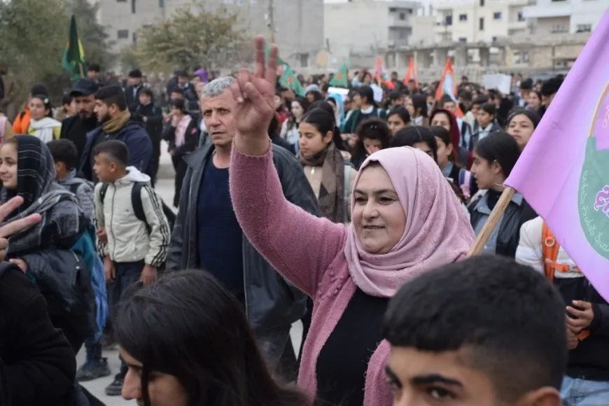 الآلاف يقولون كلمتهم: كلنا قسد، عاشت مقاومة محتجيّ سد تشرين