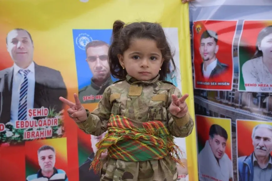 الآلاف يقولون كلمتهم: كلنا قسد، عاشت مقاومة محتجيّ سد تشرين