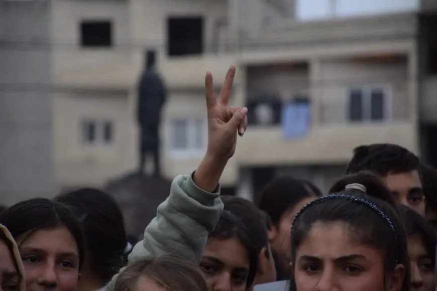 الآلاف يقولون كلمتهم: كلنا قسد، عاشت مقاومة محتجيّ سد تشرين