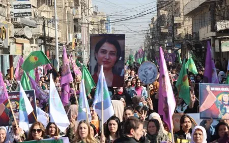 احتجاجات في قامشلو والرقة: قتلة النساء لا مكان لهم في سوريا الديمقراطية