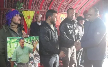 تقديم واجب العزاء لذوي مقاتل قسد علاء صادق في الرقة