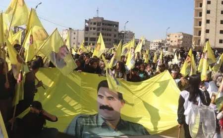حشود غفيرة تنزل للساحات في الرقة مطالبة بتحقيق الحرية الجسدية للقائد عبد الله أوجلان