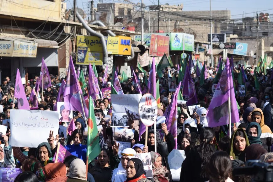 احتجاجات في قامشلو والرقة: قتلة النساء لا مكان لهم في سوريا الديمقراطية
