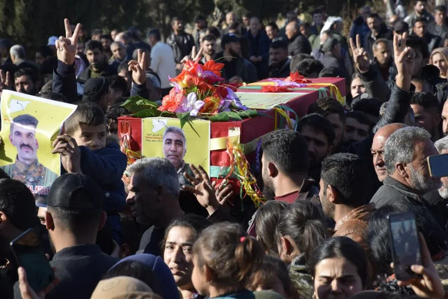 تشييع جثماني مقاتلَي قسد الشهيدين دلدار وكندال إلى مثواهما الأخير